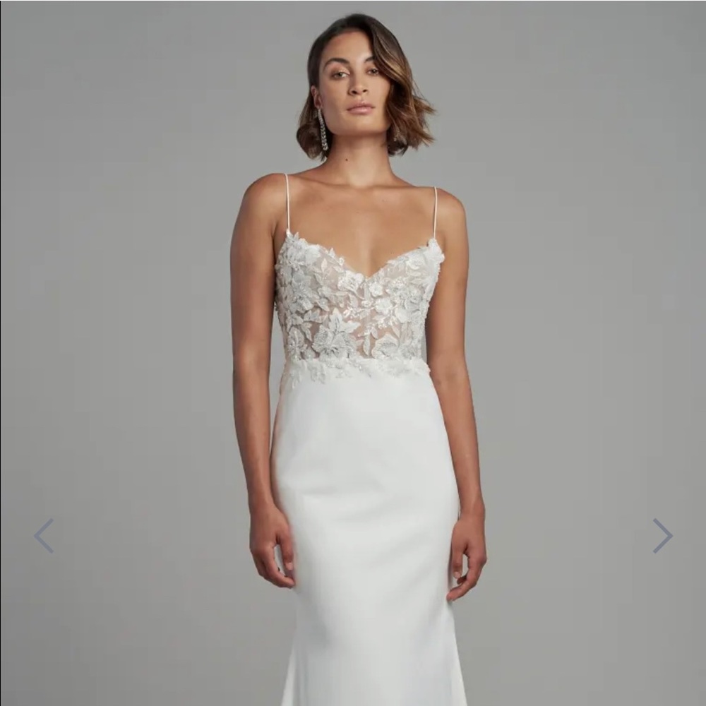 Original price $2,500
Size 10
Bust- 37 inches
Waist- 30 inches 
Hip- 40 inches